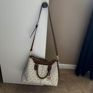 Selling a MICHAEL KORS purse. I have too many and need to get rid of them!